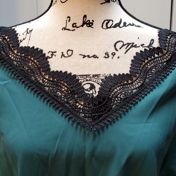 Womens Emerald Green Crochet neckline Vneck Satin Top Sz.Large - Picture 3 of 5